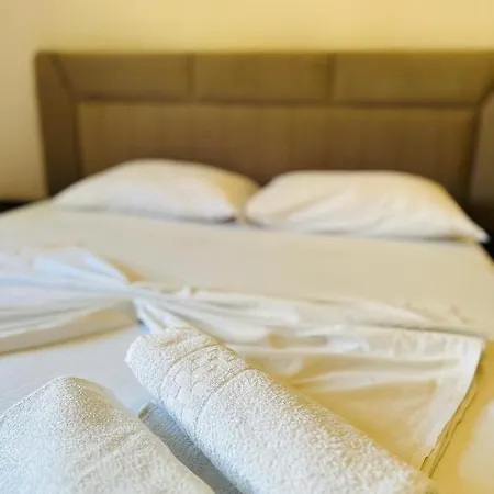 Prime Location Cozy Apartment City Centre דירה